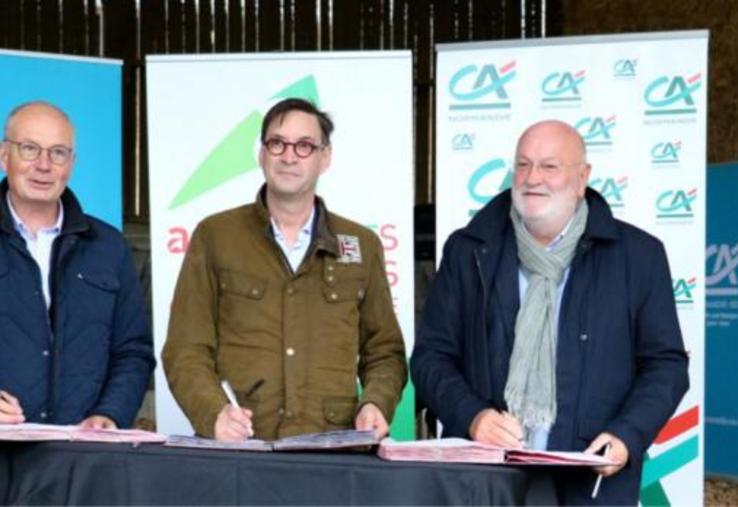 De gauche à droite : Pascal Lheureux, Sébastien Windsor et Daniel Epron, présidents du Crédit agricole Normandie-Seine, de la Cran et du Crédit agricole Normandie lors de la signature de la convention cadre, lundi 18 octobre 2021, à Gonneville-sur-Mer (14).