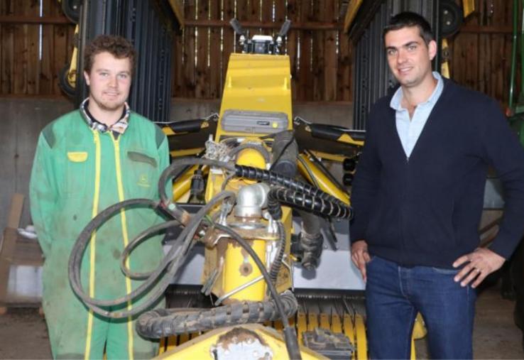 Arthur Divay, salarié chauffeur et Florian Lottin patron de l'ETA Lottin, à Villedieu-lès-Bailleul dans l'Orne, autour de l'andaineur à tapis ROC RT 870.