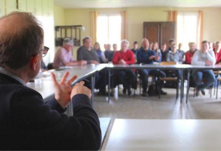 Les potentiels futurs producteurs du centre de formation de
Canappeville ont bénéficié d'un cours particulier de construction du prix du lait, de défense syndicale et d'organisation interprofessionnelle.
La meilleure des façons d'investir en l'avenir.