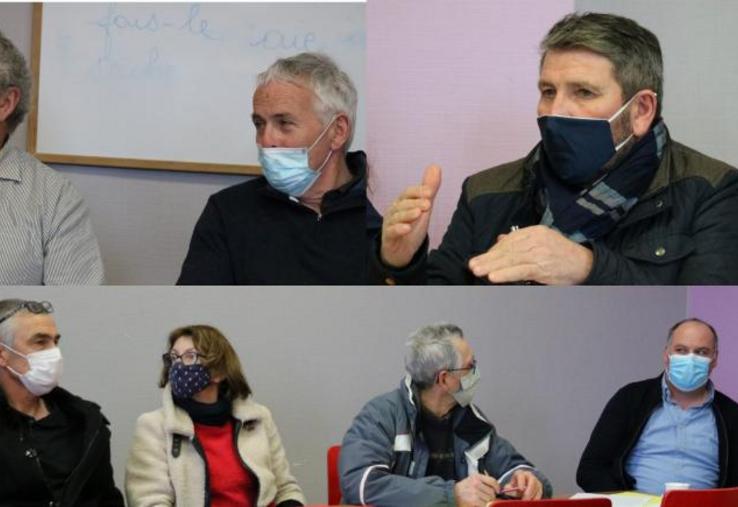 En haut, de gauche à droite : Sylvain Chardon, président Elvéa Normandie ; Dominique Bayer et Thierry Thomas ex et nouveau responsables viande à la FDSEA de l'Orne. En bas, les éleveurs
réagissent aux annonces d'Elvéa Normandie et s'inquiètent du poids des abattoirs, s'ils refusent les prix demandés par les producteurs à leur premier acheteur.