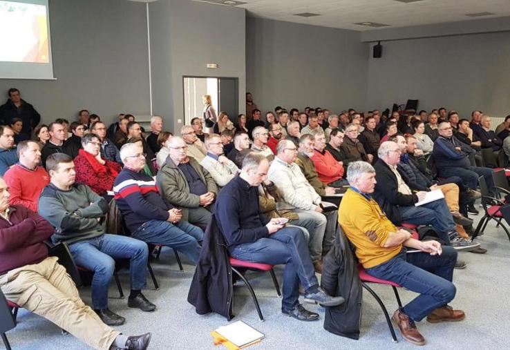 Plus d’une centaine d’agriculteurs sont venus s’informer
sur le sujet des zones de non-traitement (ZNT) lors de la réunion organisée à Guichainville conjointement par la chambre d’agriculture de l’Eure et la FNSEA 27.