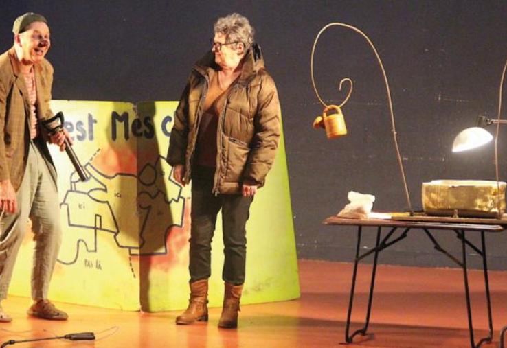 Un spectacle burlesque mais attachant. On hésite parfois entre le rire et la pitié, la condescendance et l’ironie mais un spectacle en tout cas qui porte les ferments d’une agriculture qui souffre au quotidien.