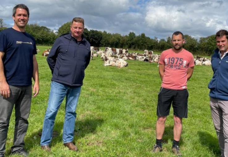 François Rihouet, administrateur FQRN, Philippe Lamy, acheteur chez Agrial, Romain Jamet, éleveur à Ozeville (50) et Nicolas Declomesnil, président de FQRN, considèrent que la Normande est « une race mixte qui a de l’avenir ».