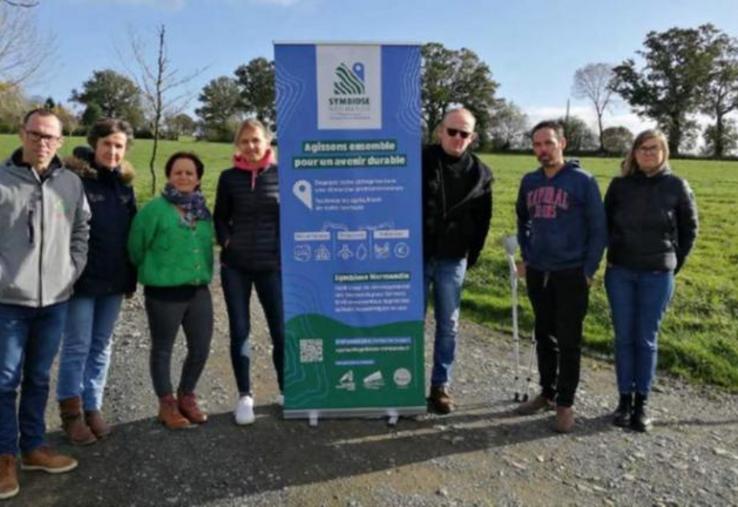 Les acteurs impliqués dans le PSE Bocage St-Lois réunis pour lancer la commercialisation avec Symbiose Normandie. De gauche à droite : Stéphane PESTEL (Conseiller Bocage à la CA de Normandie), Catherine Brunel (animatrice « Agri Terroir Tessy », Morgane BARBIER (GAEC TROISMONTS), Coralie DESLANDES (GAEC LA FERME DESLANDES), Mickaël BARBIER (EARL de la Pomme d'Or), Samuel RICHARD et Céline HERVE (Chargée de mission énergie au Conseil départemental de la Manche)