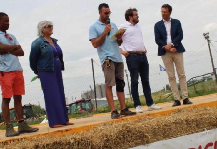 « Communiquer pour effacer tous les clichés et dialoguer sans tabous ! » C’est ainsi qu’a eu lieu le Festival, inauguré par Victor Delavoipière, président des JA27 ; Christophe Chopin et Denis Phiquepron, co-présidents ; ainsi que les élus : Marie-Lyne Vagner, maire de Bernay ;
Alexandre Rassaërt président du département de l’Eure et Simon Babre, préfet de l’Eure