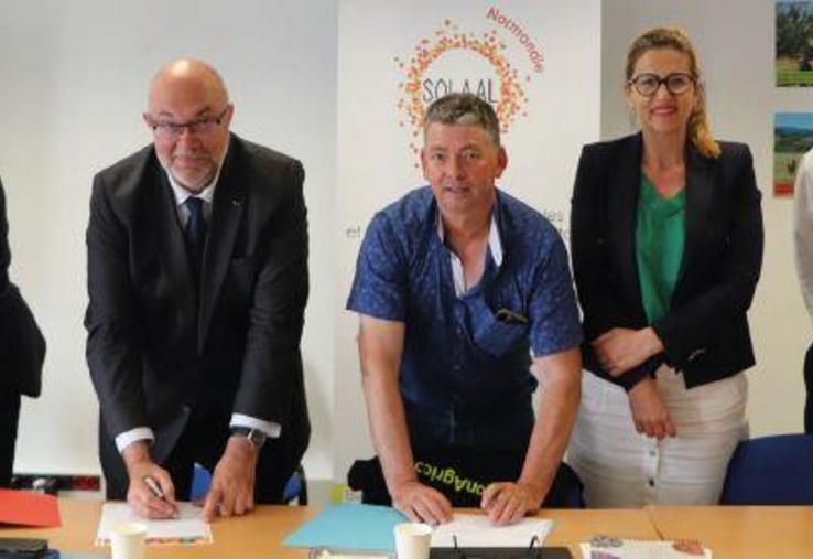 De gauche à droite : Samuel Normand, de la Fondation Mutualia Grand Ouest ; Stéphane Travert, député ; Jean-Michel Hamel, président de Solaal Normandie ; Stéphanie Yon-Courtin, députée européenne et conseillère régionale ; Jean-Christophe Rufin, président de Solaal Hauts-de-France et vice-président de Solaal France.