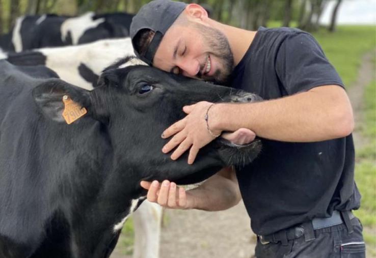 Jérôme Albert : « j’aurais dû implanter ces prairies multi-espèces et miser sur le pâturage plus tôt. L’herbe est une véritable ressource souvent sous valorisée. Le rapport avec le troupeau est plus concret, les animaux sont plus dociles ».