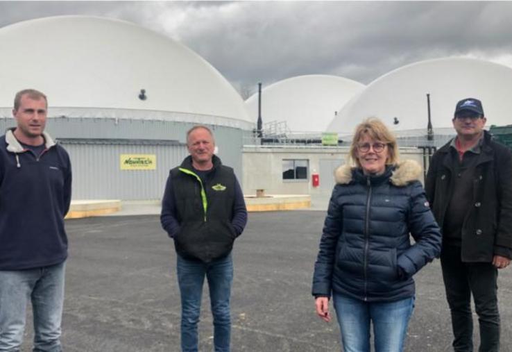 Aymeric Bahier et Jean-Yves Hamel du Gaec Martin-Hamel et Bruno et Nicole Legeard du Gaec Legeard ont investi dans une unité de méthanisation afin d'injecter du gaz vert dans le réseau GRDF.