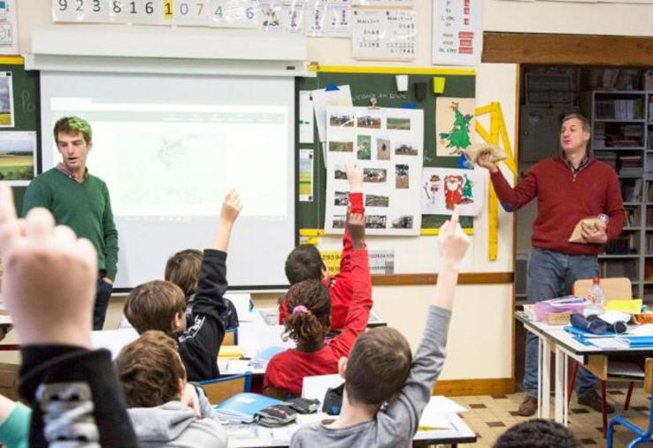 Stéphane Vacher et Jules Figeureu présentent les cultures de la région et leurs exploitations aux CM2 de l’école primaire de Bernouville.