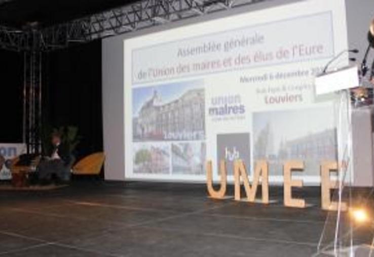 Kristina Pluchet, la sénatrice-agricultrice a « rendu hommage
au dévouement de nos maires et de leur secrétaire qui sont en
première ligne. Comptez sur moi pour défendre la place de la
ruralité ».