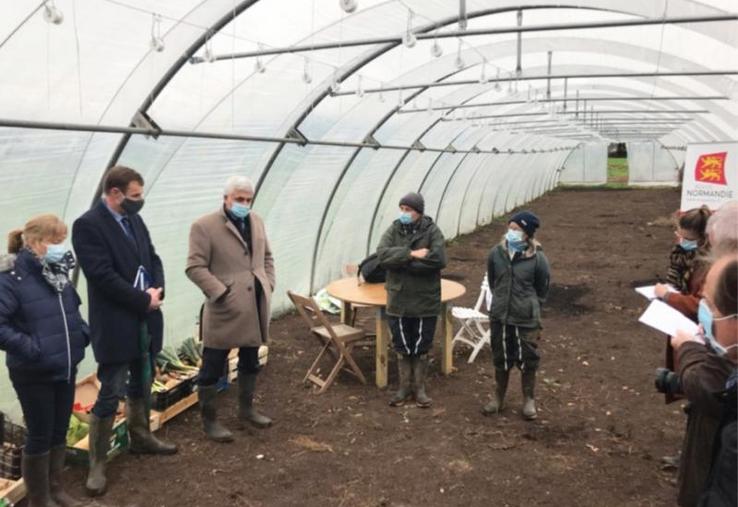 Edouard Douville et sa femme Muriel, privilégient la vente en circuits courts. Ils proposent aux consommateurs de venir cueillir directement sur la parcelle ou préparent des paniers prêts à emporter.