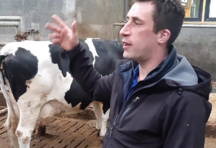 Jérémy Vimbert a installé deux robots de traite
sur son exploitation, à Saint-Martin-du-Manoir.