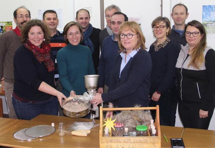Les chevilles ouvrières de l'association devant leurs outils pédagogiques. Le moulin (manuel) à farine est promis à un bel avenir. Il muscle le bras et les cerveaux.