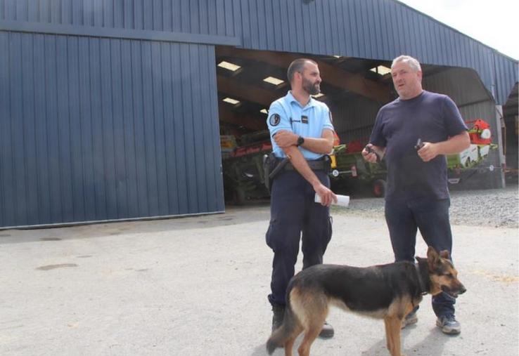 L’adjudant Aurélien Veyer (correspondant sûreté à la communauté de brigades de Tilly-sur-Seulles-14) et Olivier Belliard (entrepreneur de travaux agricoles). Une heure de tour de hangar suffit à poser les bases d’une prévention renforcée.