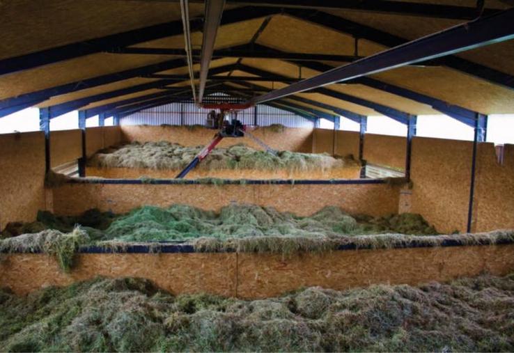 Le bâtiment est composé de trois cellules de séchage. Elles contiennent, en moyenne, 100 kg de foin par m3. Chaque cellule est hermétiquement cloisonnée pour éviter des déperditions d'air
latérales.