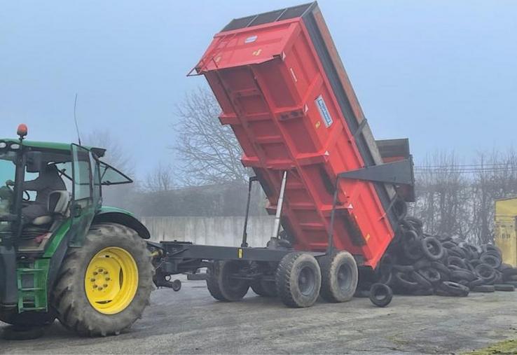 Depuis le 18 août 2015, l’utilisation des pneumatiques par les agriculteurs n’est plus considérée comme une valorisation des déchets. Les stocks de pneus non utilisés dans les exploitations deviennent une vraie contrainte pour les agriculteurs, devant assumer leur élimination coûteuse, et une nuisance environnementale.