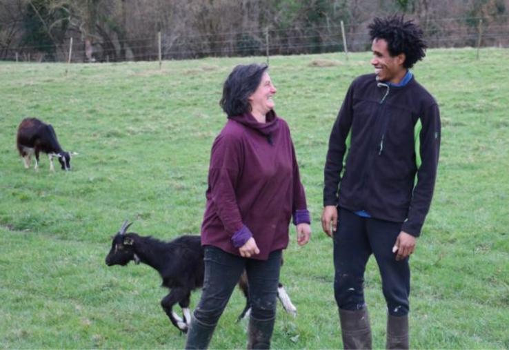 Lucile et Osman travaillent ensemble depuis le 10 janvier. Ils ont appris à gérer la barrière de la langue. « Quand on emploie une personne réfugiée, il faut être prêt à lui consacrer du temps pour l’aider à comprendre ce qu’on lui demande dans une ferme qu’elle ne connaît pas. Ça peut être complexe, mais c’est très enrichissant », promet Lucile.