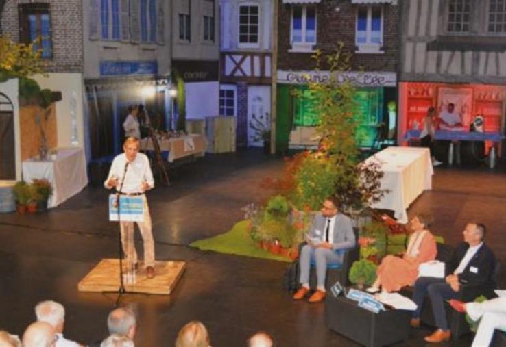 Après l’assemblée, la reconstitution d’un petit village normand a donné lieu à une déambulation gourmande.