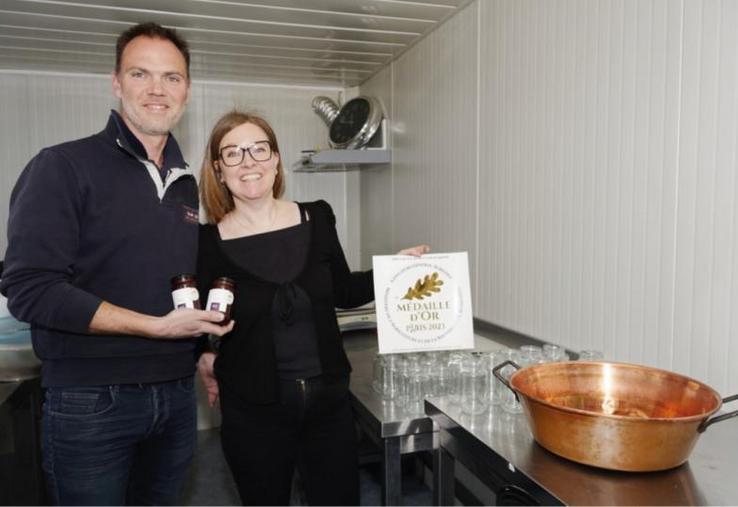Cyril et Anne Cornille fêtent les dix ans de la production de confitures
avec une médaille d'Or.