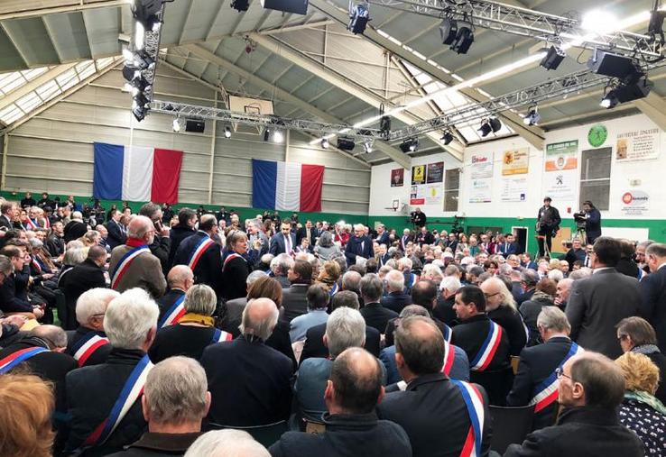 Pour cette première étape dans l’Eure, 600 maires ont été conviés à assister à une réunion avec le chef de l’État.