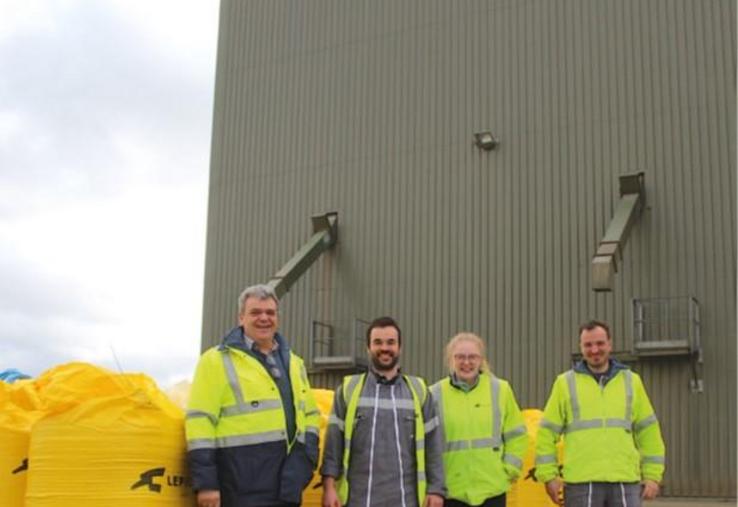 Philippe Dieudonné (à gauche), responsable marché nutrition végétale
avec l'équipe Lepicard Agriculture de Thuit-Hébert (27).
L'entreprise réalise 216 MEUR de chiffre d'affaires sur 7 départements (Seine-Maritime, Eure, Calvados, Orne, Val d'Oise, Oise et Somme).
