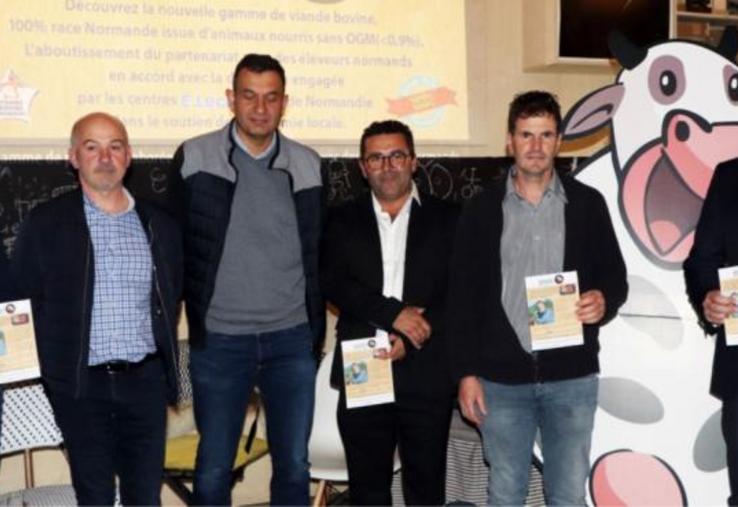 De gauche à droite : Pascal Orvain, président de l’OS Normande ; Olivier Touzé, président de l’association de producteurs Graindorge ; Samuel Journée, responsable filière OS Normande ; Yann Denou, patron d’Elivia, transformateur ; Benoît Duval, président de l’ODG camembert ; Vincent Sailly, responsable de la marque Vachement normand !