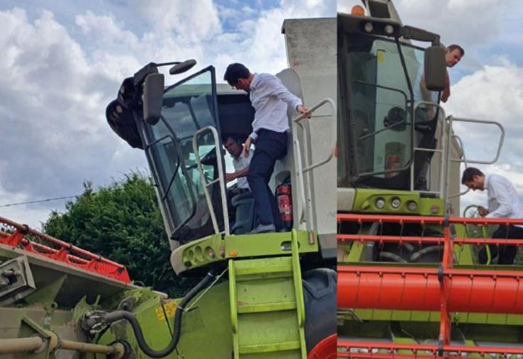 « La meilleure place, à l'abri de la poussière... », lance Gille Lievens au volant de sa machine à Simon Babre.