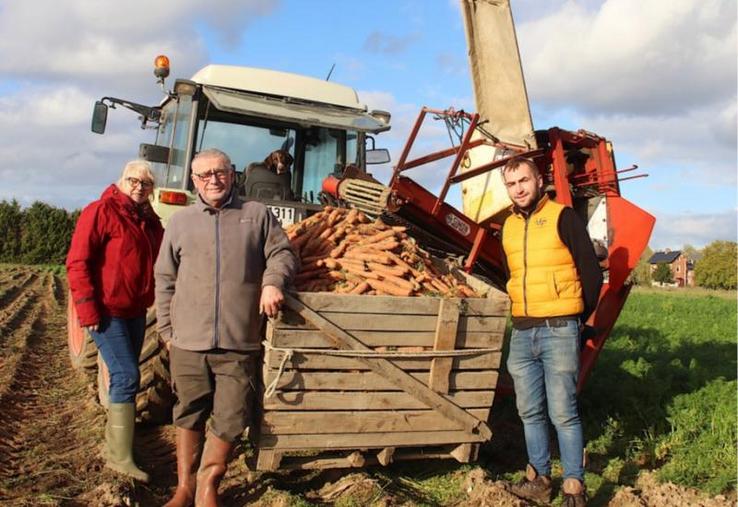 Chantal Prot (directrice), Yves Labiffe (président) et Benjamin Hervo (adhérent et maraîcher à Paluel-76) sur un chantier de récolte de carottes. Si le nombre d'adhérents à la Crimart est stabilisé, le renouvellement des générations reste une source d'inquiétude. De plus, « on ne trouve plus personne pour bosser ».