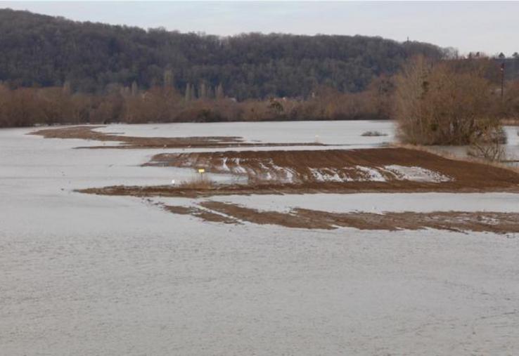 A la sortie de Courcelles-sur-Seine, seule la partie haute de cette parcelle reste visible. Il faudra de nombreuses semaines pour qu’elle se réessuie et envisager les premiers travaux du sol.