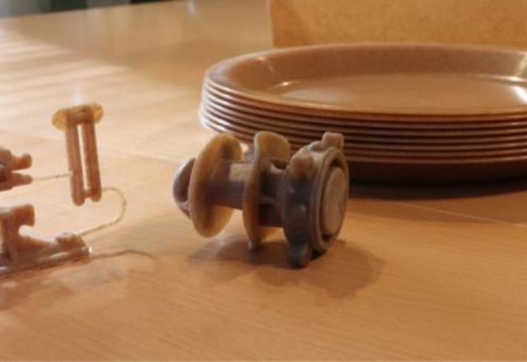 Objets fabriqués en bioplastique avec 30% de blé. Ils ont été développés dans le cadre d’un partenariat avec la coopérative Agrial. L’objectif : valoriser les écarts de tri dans les stations de semences.