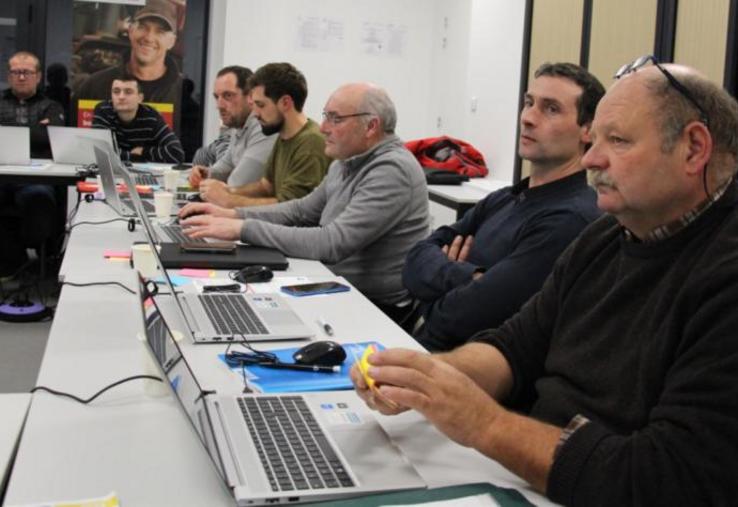 Une partie des douze agriculteurs qui ont suivi le CSP (conseil stratégique phytosanitaire) en groupe, lundi 19 décembre 2022. Ils sont membres du Syndicat économique agricole qui a, dans les années 2010, eu l'habilitation de vendre des phytos. Aujourd'hui, ils partagent un outil pour le triage des semences à la ferme.