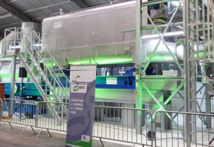 Terre de lin est la première société en France et dans le secteur du lin à utiliser ce procédé naturel pour optimiser l’état sanitaire des semences.