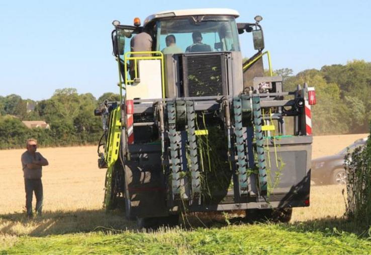 L'automotrice de fauchage est calibrée pour une sole de 300 hectares. Au poste de pilotage, Hugo Ozenne, employé de la coopérative et en charge du dossier « chanvre ». Il est en relation permanente avec Niels Baert (concepteur de la machine) pour optimiser son utilisation et apporter les dernières améliorations.