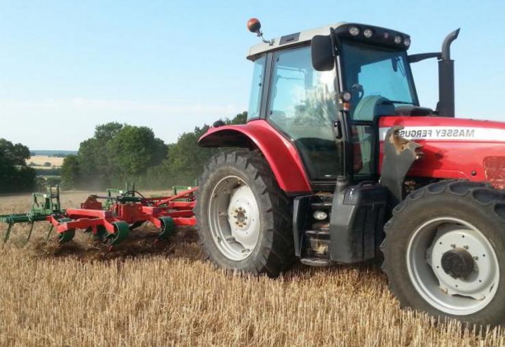 En situation sèche, un déchaumage après récolte est
nécessaire pour permettre, par la suite, un travail efficace
de l’outil à dents.