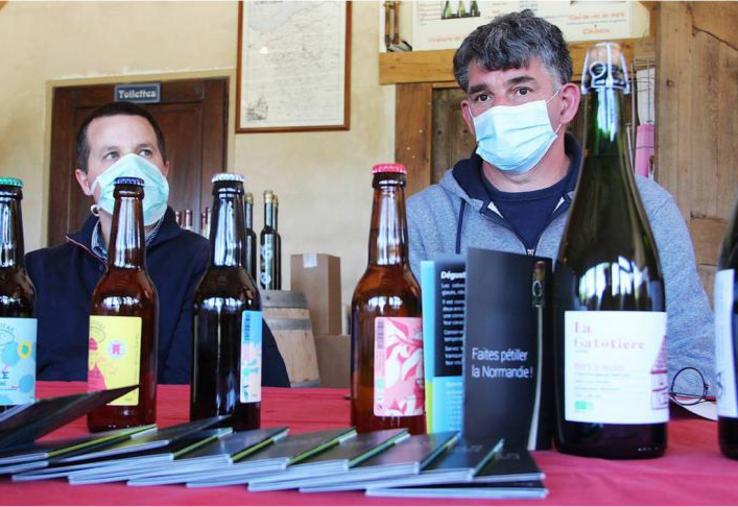 Pierre Le Baillif (président de JA Normandie) et Jean-Luc
Olivier. La filière cidricole travaille à la segmentation et à la
diversification de ses produits pour séduire de nouveaux clients grâce à des produits aux goûts diversifiés (bruts, doux, rosés…), de nouveaux conditionnements, des campagnes de promotion tendant à faire connaître des recettes et associations mets-cidre, et à introduire de nouveaux moments de consommation (apéritif, consommation hors repas).