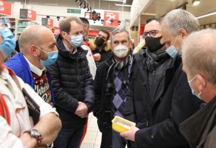 Le dialogue entre les responsables du rayon boucherie de Carrefour (à gauche) et la délégation des producteurs a été serein.