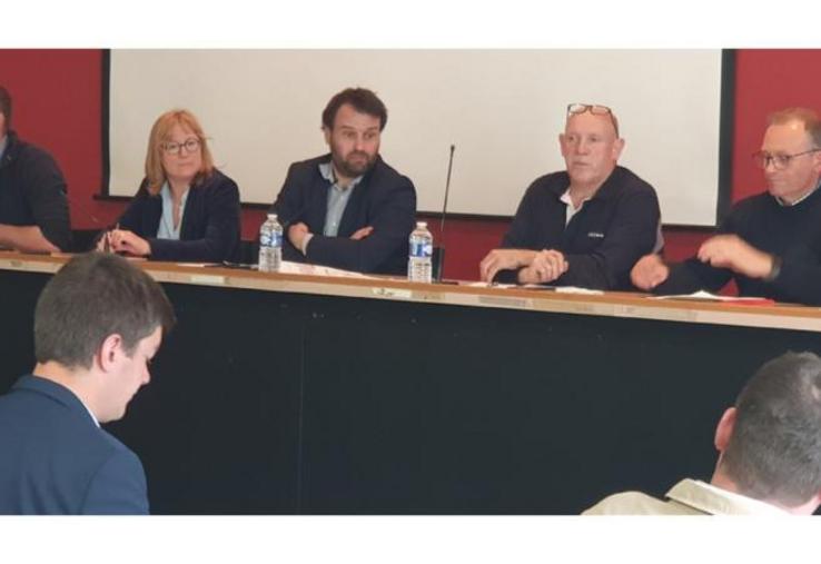De gauche à droite : Christophe Chopin, co-président des JA 27 ; Anne-Laure Marteau, secrétaire générale de la Chambre 27 ; Amaury Levesque, président de la FNSEA 27 ; Stéphane Prévost, Vice-président de la FNSEA 27 ; Laurent Duclos, secrétaire général de la FNSEA 27
