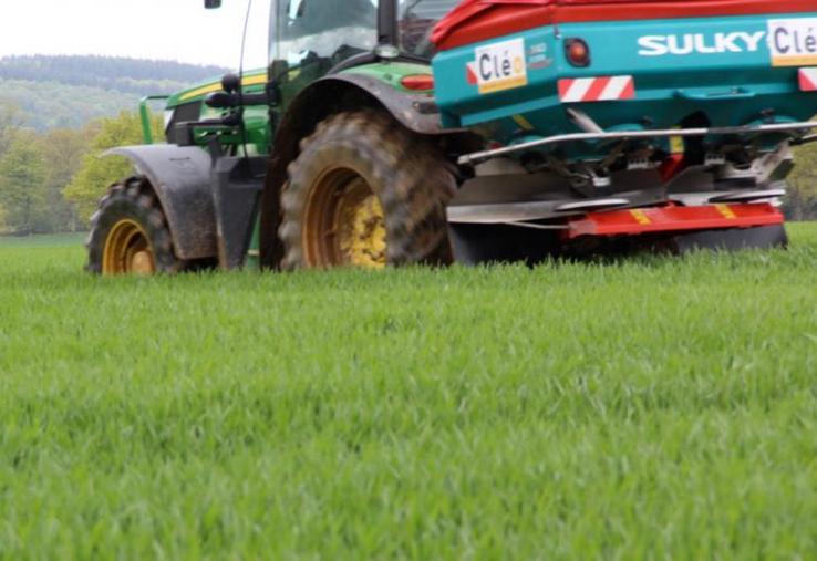 Certaines technologies issues du numérique, comme ici la
modulation azotée intra-parcellaire ou bien encore la robotisation
de la traite, ne datent pas d'hier.