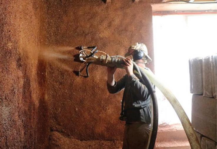 Les murs en pierre sont isolés par un matelas terre chanvre, plus ou moins épais. Le lendemain du premier passage, Julien Lucas fait une deuxième couche.