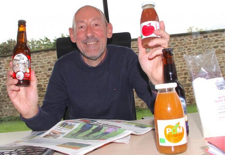 « Je suis un commercial mais je veux faire vivre un territoire. Il faut remettre l'église au coeur du village ». En ouvrant le magasin Bienvenue à la Ferme, Jean-François Abdelli sauve des emplois directs et crée des emplois indirects et de la plus-value dans les exploitations agricoles. Si vous souhaitez travailler avec lui, contactez Julien Beaugrand au 06 74 30 57 67.
Il est encore en quête de produits, carnés et de légumes notamment.