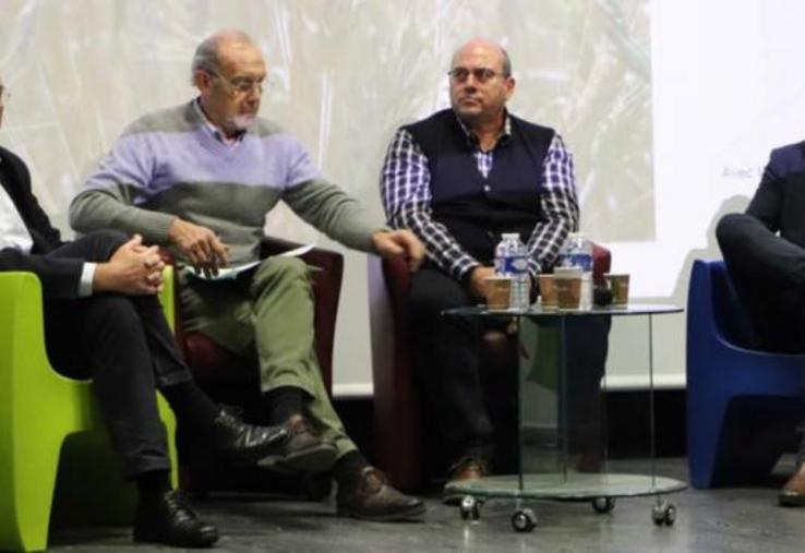 A la table ronde de la matinée, étaient présents (de gauche à droite) : Christian Delavaux, directeur général de Lunor, filiale de NatUp ;
Régis Chopin, vice-président de la commission Agro-PV des Chambres d'agriculture ; Jérôme Jullien, expert national en santé du végétal
à la Direction générale de l'alimentation (DGAL) ; Adrien Declercq, responsable de la collecte céréales chez Agrial.