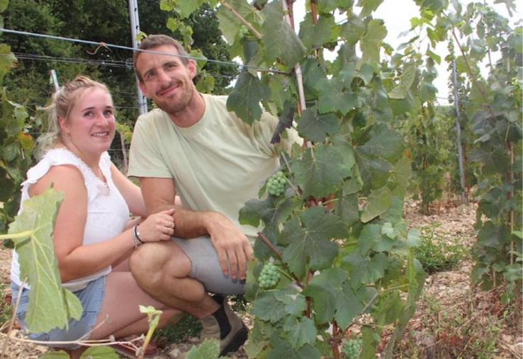 Delphine et Matt le 24 avril 2021 (photo de gauche) et le 1er septembre
2022 (photo de droite) : le sourire est toujours là.