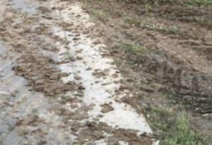 Les passages d'engins agricoles peuvent rendre les routes boueuses, donc glissantes et dangereuses, il faut signaler le chantier aux conducteurs et nettoyer la route après.