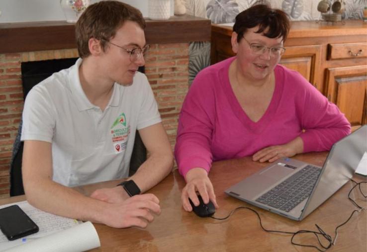 Alexis Dautresire, conseiller numérique à la Chambre, accompagne Nathalie Mainnemarre, agricultrice a Ménonval, dans sa compréhension et la parfaite maîtrise d'un logiciel de gestion comptable.