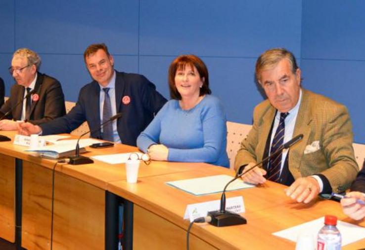 Signature de la charte de bon voisinage lors de la session
chambre du 5 mars.