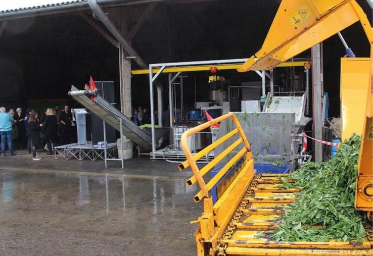Le pilote est capable de produire 800 kg de pigment bleu par an (objectif 2023). Dans la phase industrielle, on tutoiera les 20 t/an.