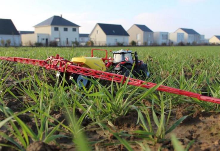 Le gouvernement a demandé à l'Anses d'accélérer la mise à jour des autorisations des produits concernés pour y intégrer les distances de sécurité spécifique à chaque produit.