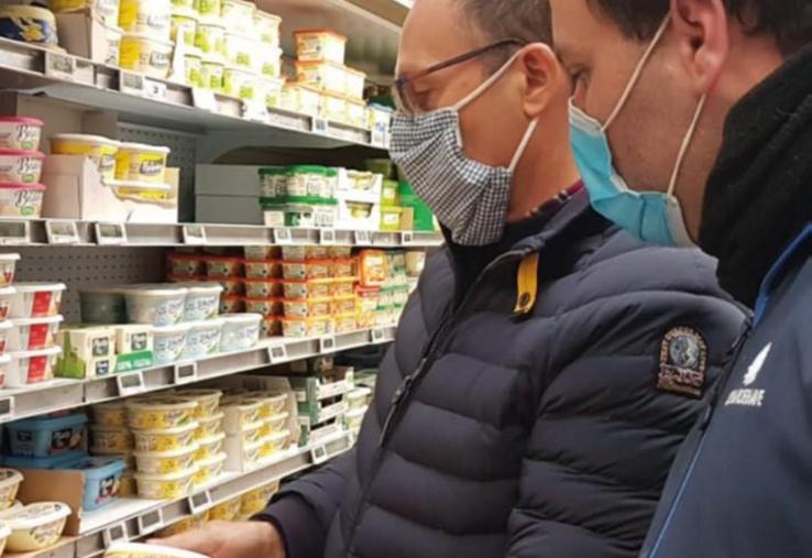 Laurent Duclos et Amaury Levesque contrôlent l’étiquetage.