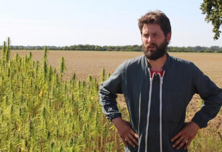 Damien Odienne, producteur de lait à Chamblac dans l’Eure. Il cultive 5 ha de chanvre technique et 5 ha de chanvre textile.