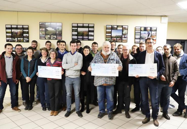 « Les JA participants à l’opération ont remis trois chèques à l’Atex, les Restos du coeur et sacs de blé – Saint-Gabriel solidarité ».